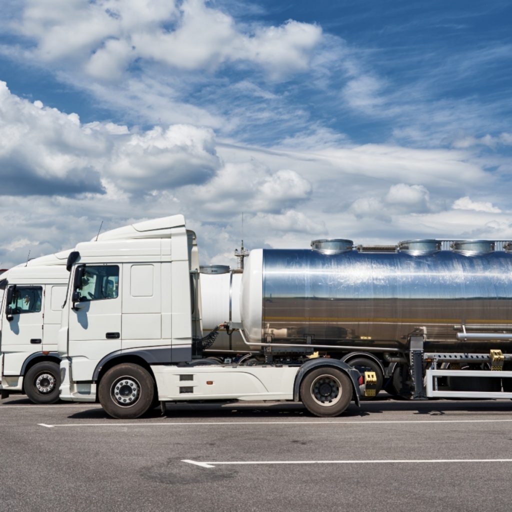 Camión cisterna para el transporte de aceite de oliva a granel listo para operaciones de distribución mayorista.